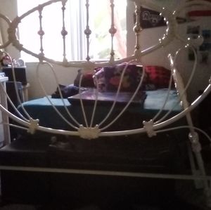 QUEEN SIZE HEAD AND FOOT BOARD